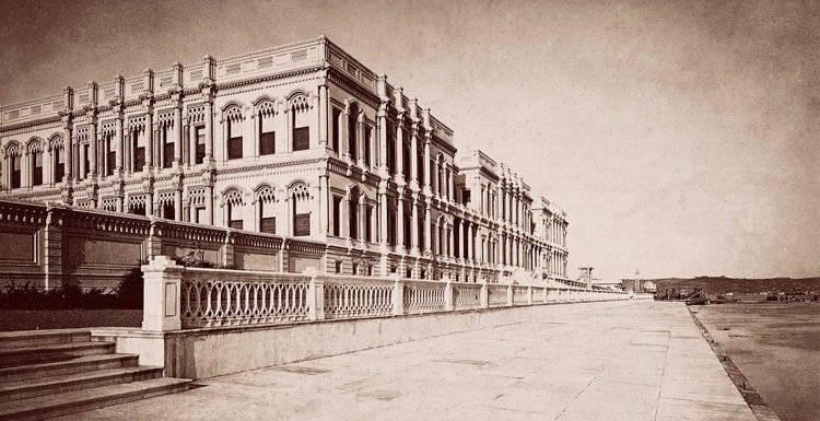 19 Ocak 1910 yılında Çırağan Sarayı cayır cayır yanmıştı