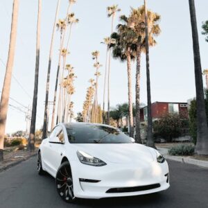 Tesla Model Y Fiyatı Düşüyor mu? Elektrikli Araç Pazarındaki Etkisi