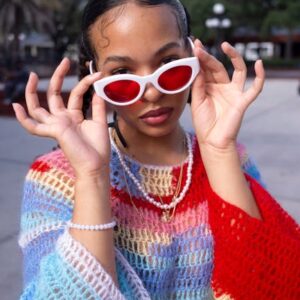 Rihanna’dan Zig-Zag Saç Modeli: 90’lar Trendi Yeniden Trend!