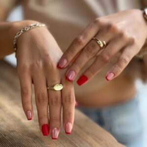 OPI Emily Blunt Pembe Manikür: Tarz ve İlham