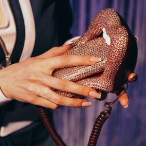 Sabrina Carpenter’ın Rhinestone French Manikürü: OPI ile Şıklık ve Eğlence