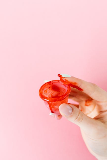 Megan Fox'un Kan Kırmızısı Kedi Gözü Manikürü: 2025 Trendi