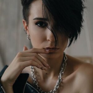 Kim Kardashian Pixie Saç Modeli: Paris Moda Haftası Sürprizi!