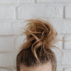 Dağınık Fransız Topuzu: Jennifer Lawrence’ın Şıklığı ve Rahatlığı