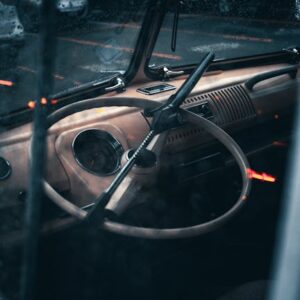 Tesla Cybercab Direksiyonu: Robotaksi Vizyonu ve Gelecek