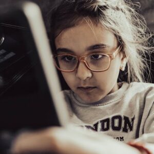 Türkiye’de İnternet Yaş Doğrulama Planı: Kongre’deki Gelişmeler ve Riskler