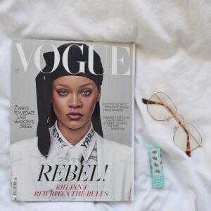 Rihanna’dan 2012 Trendleri: Kırmızı Ruj ve Dağınık Topuz