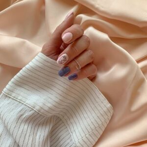Rhode Manicure: Baharın İlk İşaretleri ve Gül Suyu Krom Tırnak Trendi