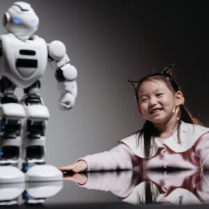 Yapay Zeka Arkadaş Robotları: Yalnızlığa Çözüm mü, Etik Sorun mu?